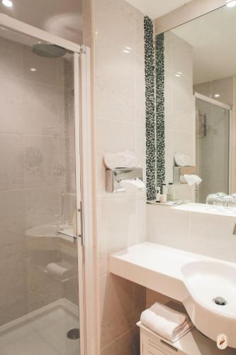 Ein Badezimmer in der Unterkunft Domaine de l'Echassier, The Originals Relais