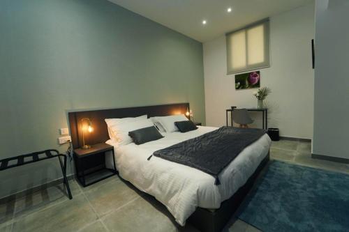 - une chambre avec un grand lit et 2 oreillers dans l'établissement Guest House Capital Inn, à La Valette