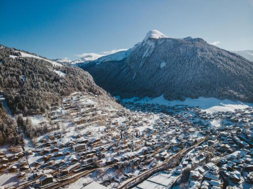 an aerial view of a city with a mountain at Hôtel Igloo in Morzine