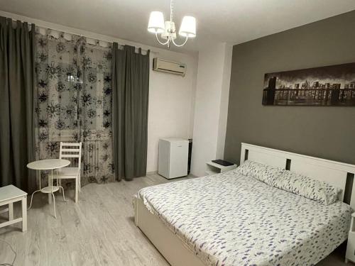 - une chambre avec un lit, une table et des chaises dans l'établissement Centru charming new apartament piata universitate, à Bucarest