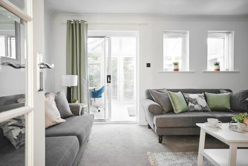 sala de estar con sofá y mesa en Links to M62 - 3 bedroom property, en Golcar