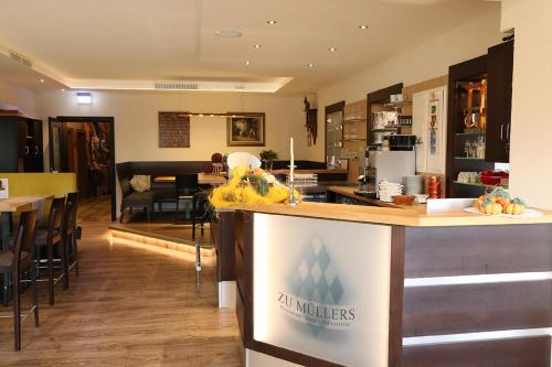 una cucina e un soggiorno con bancone e sala da pranzo di Zu Müllers Winkelhausen a Langenmosen
