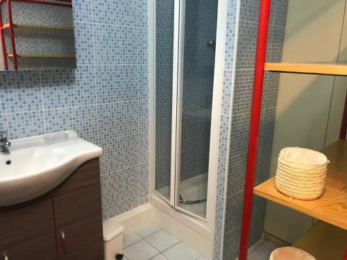 a bathroom with a sink and a shower at Studio Montgenèvre, 1 pièce, 4 personnes - FR-1-445-85 in Montgenèvre