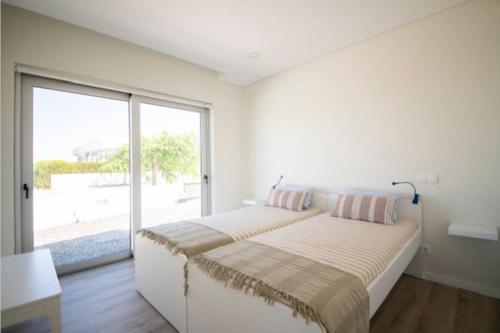 En eller flere senge i et værelse på Casa con vistas al mar con piscina