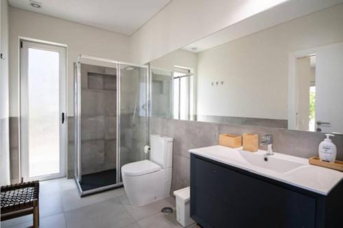 Et badeværelse på Casa con vistas al mar con piscina