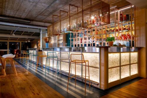 a bar with bar stools in a restaurant at Gartenhotel Fettehenne in Erkrath