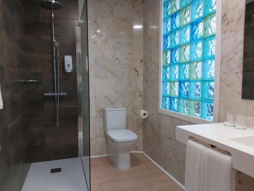 Un baño con ducha, inodoro y lavabo. en Micampus Burgos Centro Student Residence, en Burgos