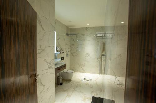 Bathroom sa Hôtel Fleur de Lys Point E