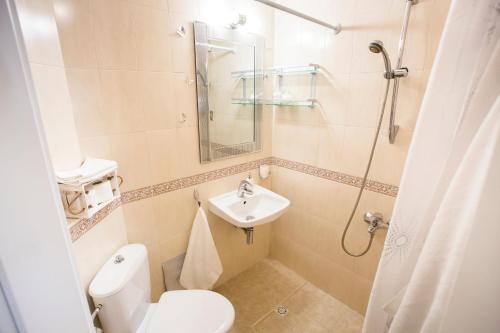 une petite salle de bain avec toilettes et lavabo dans l'établissement TOP CENTER Designer studio 1 minute to NDK&Vitosha by Flat Mаnager, à Sofia