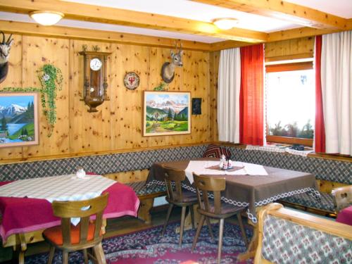un restaurante con 2 mesas y sillas y un reloj en Holiday Home Willi - SOE425 by Interhome, en Sölden
