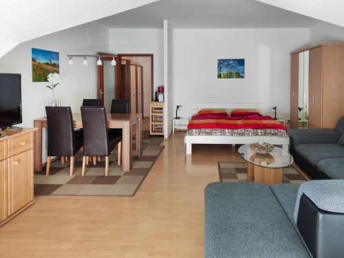 Apartment Glowe - GLW661 by Interhome في Klein Gelm: غرفة معيشة مع سرير وغرفة طعام