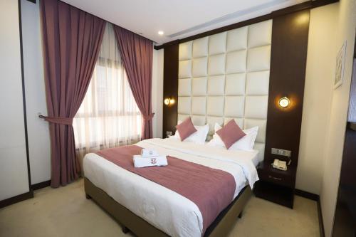 Un pat sau paturi într-o cameră la Paris Plaza Hotel
