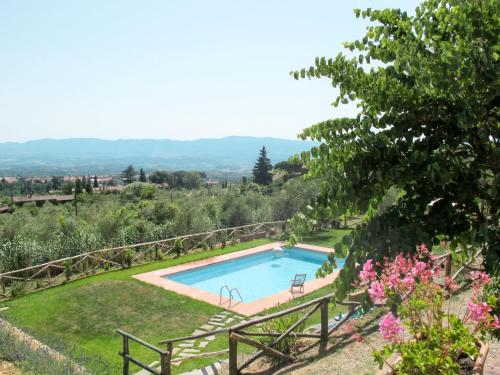 einen Pool in einem Garten mit Aussicht in der Unterkunft Holiday Home Borgo La Cella-3 by Interhome in Pian di Scò