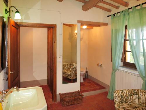 Bilik mandi di Holiday Home Borgo La Cella-3 by Interhome