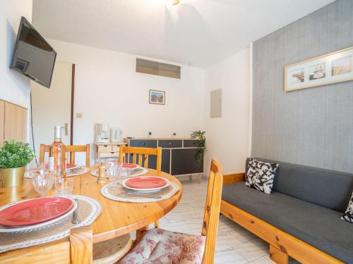 une salle à manger avec une table et un canapé dans l'établissement Apartment Les Cyprianes-3 by Interhome, à La Grande Motte
