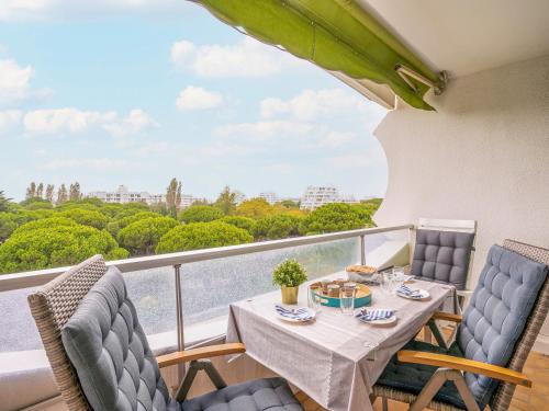 une table et des chaises sur un balcon avec vue dans l'établissement Apartment Fleurie I by Interhome, à La Grande Motte