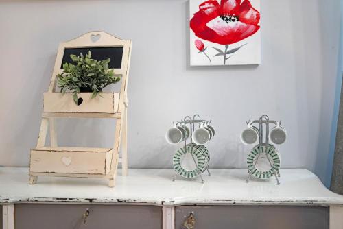 a table with two vases on top of it at Casa Raineri 200 mt dal mare in Imperia