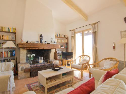 Ruang duduk di Holiday Home Les Cairnes by Interhome