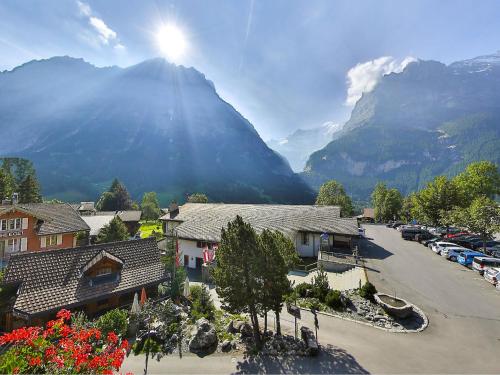 uma vista para uma aldeia com uma montanha ao fundo em Apartment Chalet Abendrot-13 by Interhome em Grindelwald