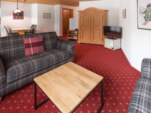 uma sala de estar com um sofá e uma mesa de centro em Apartment Chalet Abendrot-13 by Interhome em Grindelwald