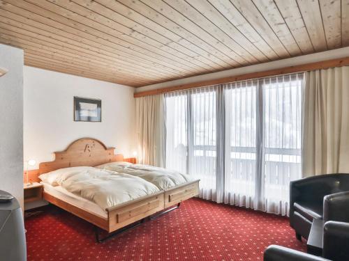 グリンデルワルトにあるApartment Chalet Abendrot-8 by Interhomeのベッドルーム(大型ベッド1台、大きな窓付)
