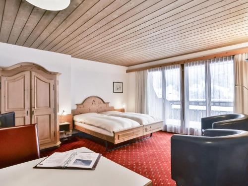 um quarto com uma cama, uma mesa e cadeiras em Apartment Chalet Abendrot-7 by Interhome em Grindelwald