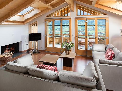 ein Wohnzimmer mit einem Sofa und einem Kamin in der Unterkunft Apartment Chalet Tuftstein by Interhome in Grindelwald