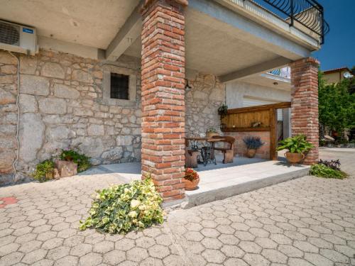 um pilar de tijolo de uma casa com um pátio em Apartment Evići by Interhome em Opatija