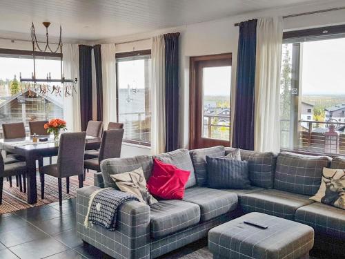 een woonkamer met een bank en een tafel bij Holiday Home Villa ylläs 203 by Interhome in Ylläs