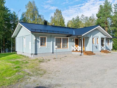 LahdenperäにあるHoliday Home Repo by Interhomeの青屋根の小屋