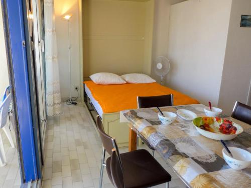 une chambre avec deux lits, une table et des chaises dans l'établissement Studio Les Terrasses de la Mer-14 by Interhome, à La Grande Motte