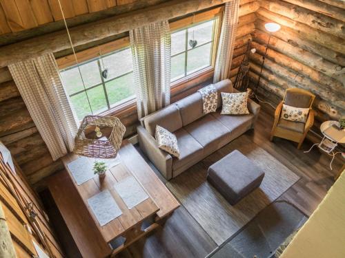 einen Blick über ein Wohnzimmer in einem Blockhaus in der Unterkunft Holiday Home Vuokatinportti a4 by Interhome in Lahdenperä