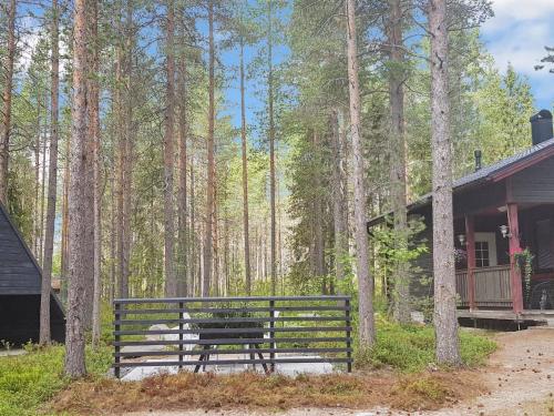 un banco del parque sentado frente a una cabaña en Holiday Home Kitkan lahti by Interhome en Kesäniemi