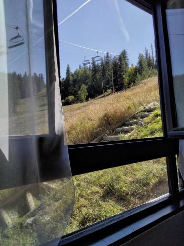 uma vista de uma janela de comboio de um campo em STUDIO 20m2 em Puy-Saint-Vincent
