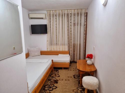 a small room with a bed and a table at Motel Thessaloniki in Sandanski