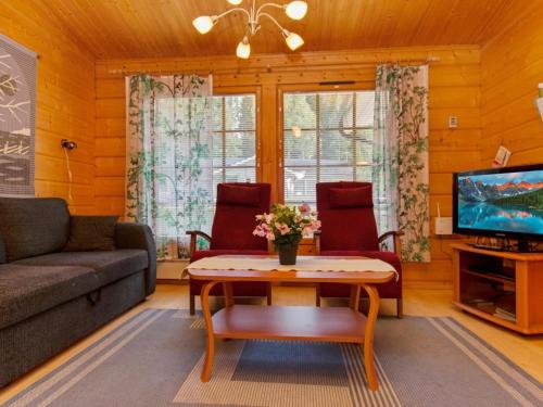 LahdenperäにあるHoliday Home Otso by Interhomeのリビングルーム(ソファ、テーブル、テレビ付)