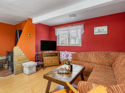 Televízia a/alebo spoločenská miestnosť v ubytovaní Holiday Home Penzion Jindřiška by Interhome
