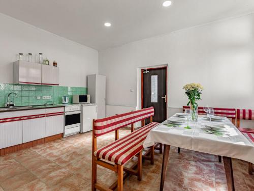 Η κουζίνα ή μικρή κουζίνα στο Holiday Home Jelemek by Interhome