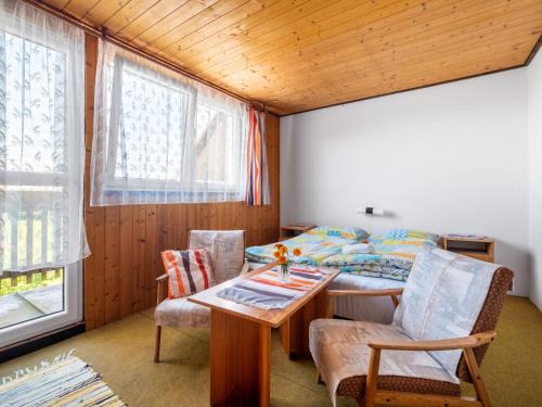 pokój ze stołem, krzesłami i łóżkiem w obiekcie Apartment Rabyně-2 by Interhome w mieście Rabyně