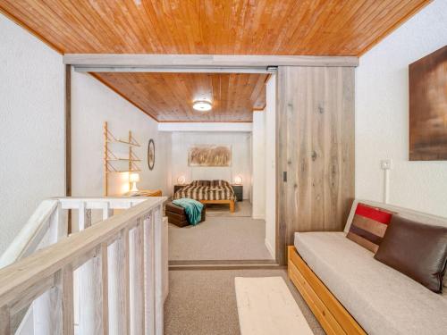 een kamer met een trap met een bank en een bed bij Apartment Les Genepis-4 by Interhome in Tignes