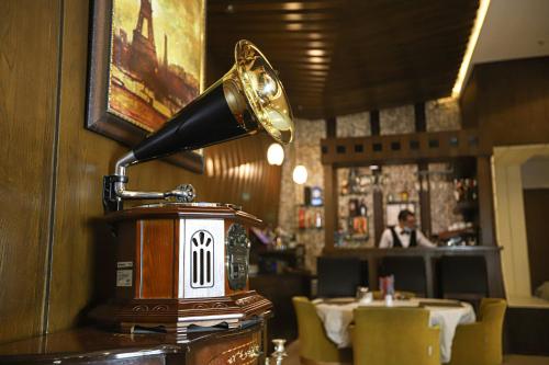 Restaurant o un lloc per menjar a Paris Plaza Hotel