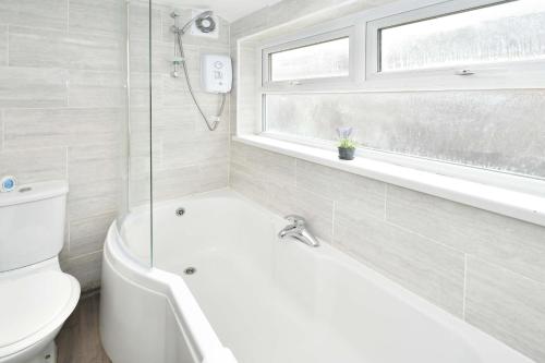 Gallery image of Keary House by YourStays, Stoke, with a touch of Scandinavia, 3 bedrooms, BOOK NOW! in Stoke on Trent