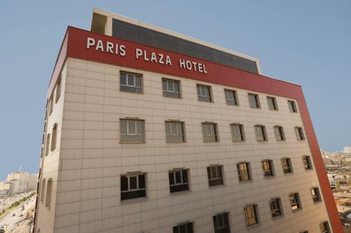 un edificio con un cartel que lee Parks Plaza Hotel en Paris Plaza Hotel, en Erbil