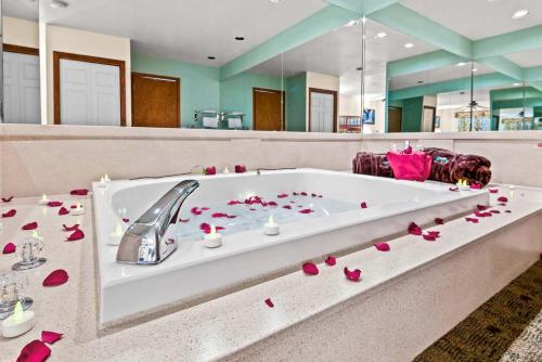 Una bañera grande con pétalos de rosas rojas. en Box Canyon Lodge and Hot Springs, en Ouray