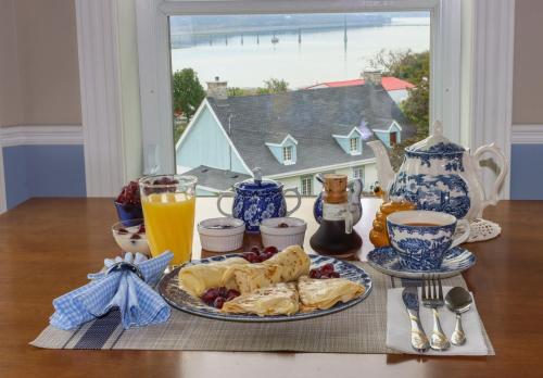 Bed & Breakfast, Gîte La Princesse des Champs في Boischâtel: طاولة إفطار عليها طبق طعام ونافذة