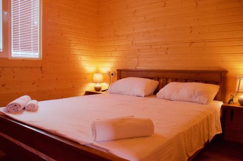 Кровать или кровати в номере Finca Idoize Camping Hotel