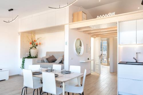 a kitchen and living room with a table and chairs at Hauzify I Apartament 4Winds in Sant Feliu de Guixols