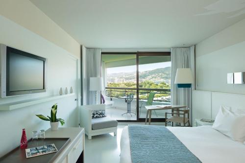 Ένα ή περισσότερα κρεβάτια σε δωμάτιο στο Pullman Cannes Mandelieu