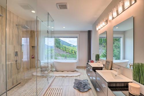 Ένα μπάνιο στο Luxe Asheville Home with Stunning Mountain Views!