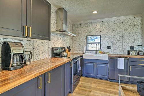 Dapur atau dapur kecil di Trendy Fredericksburg Pad with Pool and Valley Views!